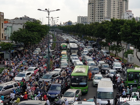 Xe cộ ùn ứ nhiều giờ hướng về sân bay Tân Sơn Nhất - Ảnh 1. Xe cộ ùn ứ nhiều giờ hướng về sân bay Tân Sơn Nhất - Ảnh 1.