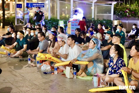 TP.HCM: Cấm xe vào đường Nguyễn Huệ để chiếu trận bóng đá bán kết SEA Games 31 - Ảnh 1. TP.HCM: Cấm xe vào đường Nguyễn Huệ để chiếu trận bóng đá bán kết SEA Games 31 - Ảnh 1.