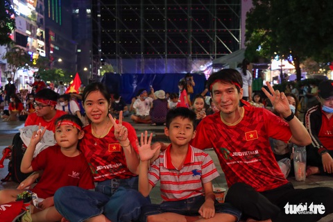 Người dân vui mừng chiến thắng của U23 Việt Nam - Ảnh 10. Người dân vui mừng chiến thắng của U23 Việt Nam - Ảnh 10.