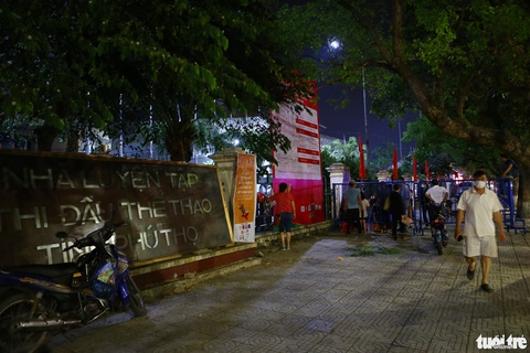 Mang chiếu ngủ xếp hàng xuyên đêm mua vé xem U23 Việt Nam thi đấu tại SEA Games 31 - Ảnh 1. Mang chiếu ngủ xếp hàng xuyên đêm mua vé xem U23 Việt Nam thi đấu tại SEA Games 31 - Ảnh 1.