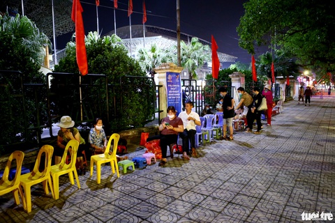 Mang chiếu ngủ xếp hàng xuyên đêm mua vé xem U23 Việt Nam thi đấu tại SEA Games 31 - Ảnh 8. Mang chiếu ngủ xếp hàng xuyên đêm mua vé xem U23 Việt Nam thi đấu tại SEA Games 31 - Ảnh 8.