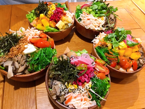 Tô salad poke đầy màu sắc kiểu Hawaii có gì mà giới trẻ Việt đang ghiền? - Ảnh 2. Tô salad poke đầy màu sắc kiểu Hawaii có gì mà giới trẻ Việt đang ghiền? - Ảnh 2.