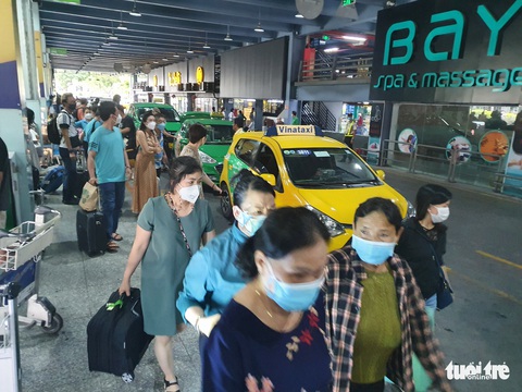 Người dân bắt đầu quay lại TP.HCM sau lễ, Tân Sơn Nhất đón hơn 42.000 khách - Ảnh 2. Người dân bắt đầu quay lại TP.HCM sau lễ, Tân Sơn Nhất đón hơn 42.000 khách - Ảnh 2.