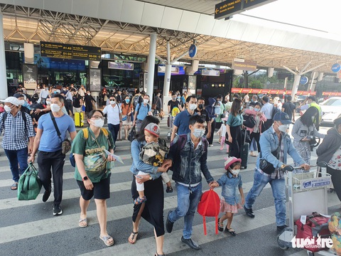 Người dân bắt đầu quay lại TP.HCM sau lễ, Tân Sơn Nhất đón hơn 42.000 khách - Ảnh 1. Người dân bắt đầu quay lại TP.HCM sau lễ, Tân Sơn Nhất đón hơn 42.000 khách - Ảnh 1.
