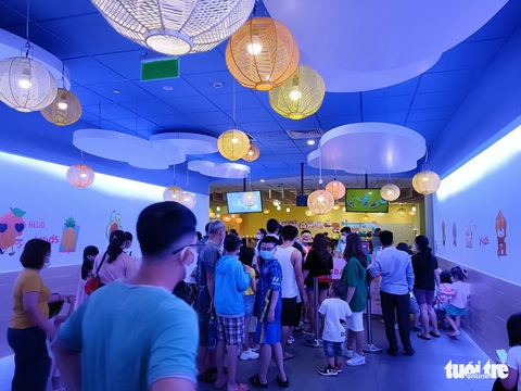 Trời Đà Nẵng âm u, du khách chen chúc ở các điểm vui chơi trong nhà - Ảnh 3. Trời Đà Nẵng âm u, du khách chen chúc ở các điểm vui chơi trong nhà - Ảnh 3.
