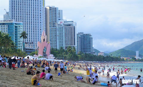 Bãi biển Nha Trang lại kín khách chơi lễ - Ảnh 1. Bãi biển Nha Trang lại kín khách chơi lễ - Ảnh 1.