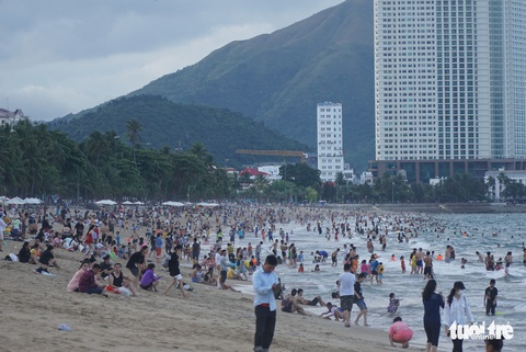 Bãi biển Nha Trang lại kín khách chơi lễ - Ảnh 7. Bãi biển Nha Trang lại kín khách chơi lễ - Ảnh 7.