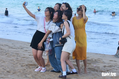 Bãi biển Nha Trang lại kín khách chơi lễ - Ảnh 4. Bãi biển Nha Trang lại kín khách chơi lễ - Ảnh 4.