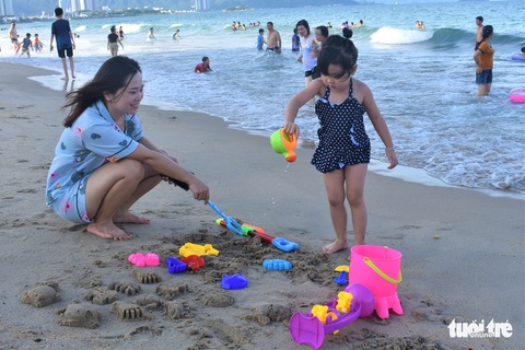 Bãi biển Nha Trang lại kín khách chơi lễ - Ảnh 2. Bãi biển Nha Trang lại kín khách chơi lễ - Ảnh 2.