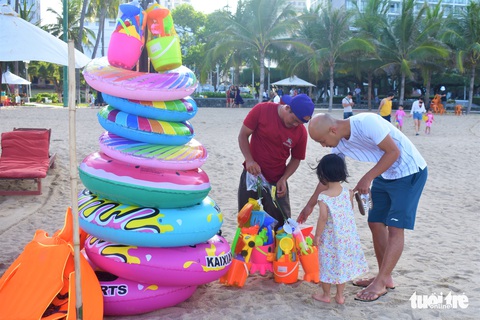 Bãi biển Nha Trang lại kín khách chơi lễ - Ảnh 3. Bãi biển Nha Trang lại kín khách chơi lễ - Ảnh 3.