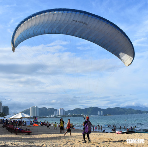 Bãi biển Nha Trang lại kín khách chơi lễ - Ảnh 6. Bãi biển Nha Trang lại kín khách chơi lễ - Ảnh 6.