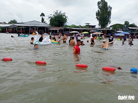 Đi chơi lễ, một bé trai đuối nước tử vong - Ảnh 1. Đi chơi lễ, một bé trai đuối nước tử vong - Ảnh 1.