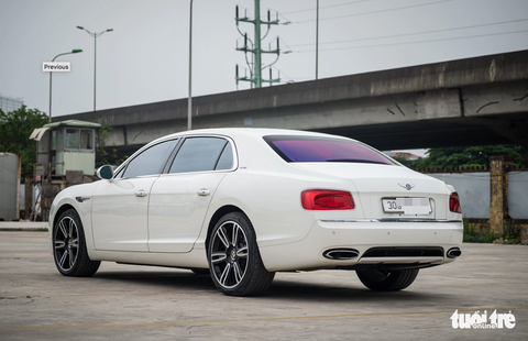 Bentley Flying Spur lăn bánh 8 năm vẫn có giá ngang Lexus LX600 mới - Ảnh 2. Bentley Flying Spur lăn bánh 8 năm vẫn có giá ngang Lexus LX600 mới - Ảnh 2.