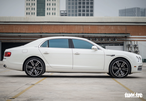 Bentley Flying Spur lăn bánh 8 năm vẫn có giá ngang Lexus LX600 mới - Ảnh 3. Bentley Flying Spur lăn bánh 8 năm vẫn có giá ngang Lexus LX600 mới - Ảnh 3.