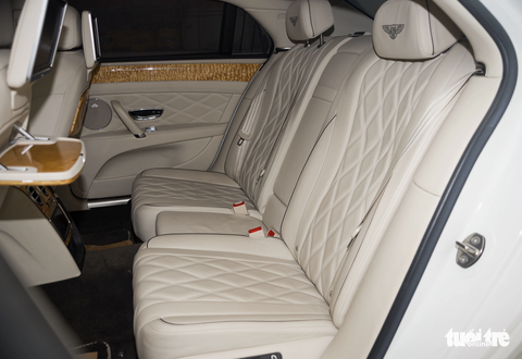 Bentley Flying Spur lăn bánh 8 năm vẫn có giá ngang Lexus LX600 mới - Ảnh 10. Bentley Flying Spur lăn bánh 8 năm vẫn có giá ngang Lexus LX600 mới - Ảnh 10.