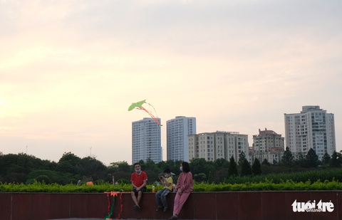 Cùng con đón gió, thả diều giữa công viên thủ đô - Ảnh 4. Cùng con đón gió, thả diều giữa công viên thủ đô - Ảnh 4.