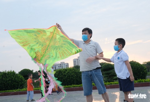 Cùng con đón gió, thả diều giữa công viên thủ đô - Ảnh 1. Cùng con đón gió, thả diều giữa công viên thủ đô - Ảnh 1.