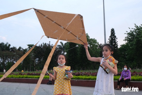 Cùng con đón gió, thả diều giữa công viên thủ đô - Ảnh 3. Cùng con đón gió, thả diều giữa công viên thủ đô - Ảnh 3.