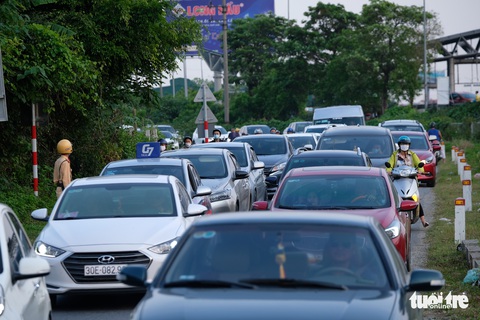 Chưa kết thúc nghỉ lễ 30-4, người dân ùn ùn trở lại Hà Nội - Ảnh 4. Chưa kết thúc nghỉ lễ 30-4, người dân ùn ùn trở lại Hà Nội - Ảnh 4.
