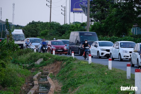 Chưa kết thúc nghỉ lễ 30-4, người dân ùn ùn trở lại Hà Nội - Ảnh 5. Chưa kết thúc nghỉ lễ 30-4, người dân ùn ùn trở lại Hà Nội - Ảnh 5.