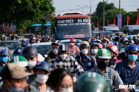 Chưa kết thúc nghỉ lễ 30-4, người dân ùn ùn trở lại Hà Nội - Ảnh 2. Chưa kết thúc nghỉ lễ 30-4, người dân ùn ùn trở lại Hà Nội - Ảnh 2.