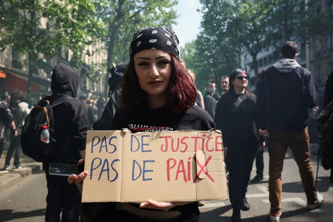 Bạo loạn ở Paris ngày 1-5 - Ảnh 9. Bạo loạn ở Paris ngày 1-5 - Ảnh 9.