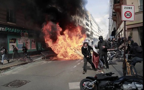 Bạo loạn ở Paris ngày 1-5 - Ảnh 4. Bạo loạn ở Paris ngày 1-5 - Ảnh 4.