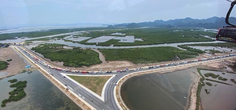 Thời tiết bất lợi, nhiều du khách chờ 2 ngày vẫn chưa rời được Cát Bà - Ảnh 2. Thời tiết bất lợi, nhiều du khách chờ 2 ngày vẫn chưa rời được Cát Bà - Ảnh 2.