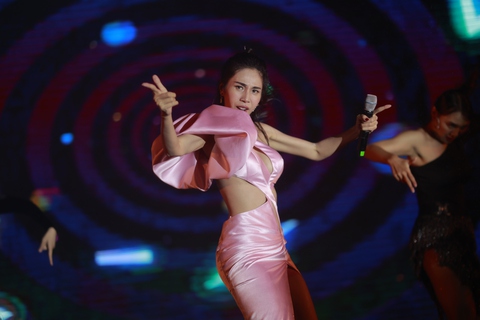 Thiên thần nội y Taylor Hill diện đầm của Công Trí; Đức Tiến thăm hỏi trẻ kém may mắn - Ảnh 3. Thiên thần nội y Taylor Hill diện đầm của Công Trí; Đức Tiến thăm hỏi trẻ kém may mắn - Ảnh 3.