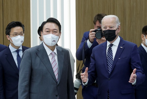 Ông Biden tới Hàn Quốc, bắt đầu công du châu Á - Ảnh 5. Ông Biden tới Hàn Quốc, bắt đầu công du châu Á - Ảnh 5.