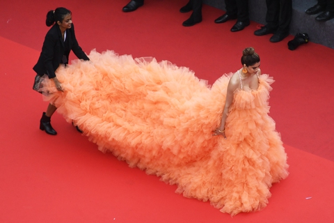 Bỏng mắt với những bóng hồng gợi cảm trên thảm đỏ Cannes - Ảnh 10. Bỏng mắt với những bóng hồng gợi cảm trên thảm đỏ Cannes - Ảnh 10.