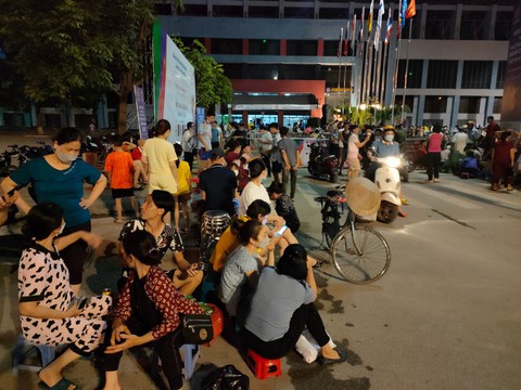 Rất đông CĐV mang mền, chiếu xếp hàng xuyên đêm chờ phát vé chung kết bóng đá nữ - Ảnh 3. Rất đông CĐV mang mền, chiếu xếp hàng xuyên đêm chờ phát vé chung kết bóng đá nữ - Ảnh 3.