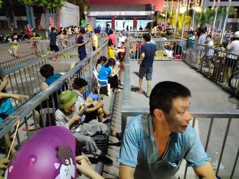 Rất đông CĐV mang mền, chiếu xếp hàng xuyên đêm chờ phát vé chung kết bóng đá nữ - Ảnh 4. Rất đông CĐV mang mền, chiếu xếp hàng xuyên đêm chờ phát vé chung kết bóng đá nữ - Ảnh 4.
