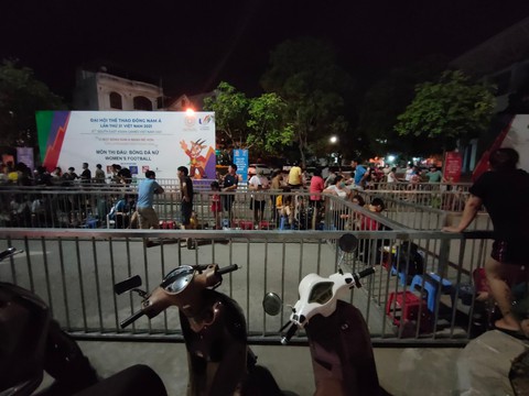 Rất đông CĐV mang mền, chiếu xếp hàng xuyên đêm chờ phát vé chung kết bóng đá nữ - Ảnh 6. Rất đông CĐV mang mền, chiếu xếp hàng xuyên đêm chờ phát vé chung kết bóng đá nữ - Ảnh 6.