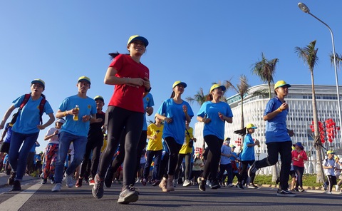 Cùng chạy - cổ vũ những đóa hướng dương - Ảnh 2. Cùng chạy - cổ vũ những đóa hướng dương - Ảnh 2.
