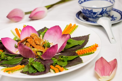 Mấy món sen hồi con nít má làm, cha chả là ngon - Ảnh 3. Mấy món sen hồi con nít má làm, cha chả là ngon - Ảnh 3.