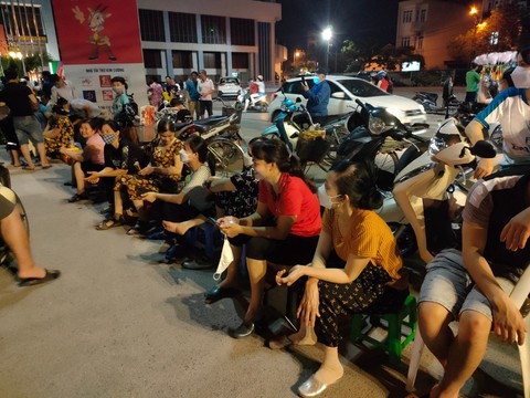 Rất đông CĐV mang mền, chiếu xếp hàng xuyên đêm chờ phát vé chung kết bóng đá nữ - Ảnh 8. Rất đông CĐV mang mền, chiếu xếp hàng xuyên đêm chờ phát vé chung kết bóng đá nữ - Ảnh 8.