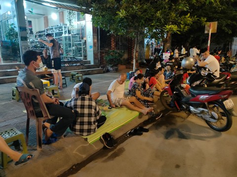 Rất đông CĐV mang mền, chiếu xếp hàng xuyên đêm chờ phát vé chung kết bóng đá nữ - Ảnh 9. Rất đông CĐV mang mền, chiếu xếp hàng xuyên đêm chờ phát vé chung kết bóng đá nữ - Ảnh 9.