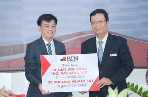 Trao học bổng ‘Đổi mới sáng tạo’ cho sinh viên ĐH Ngoại thương - Ảnh 2. Trao học bổng ‘Đổi mới sáng tạo’ cho sinh viên ĐH Ngoại thương - Ảnh 2.