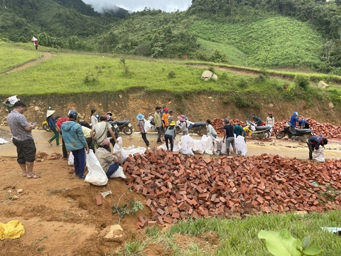 Quảng Nam: Hàng trăm người gùi từng viên gạch lên núi xây trường Tắk Pổ - Ảnh 3. Quảng Nam: Hàng trăm người gùi từng viên gạch lên núi xây trường Tắk Pổ - Ảnh 3.