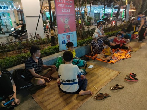 Rất đông CĐV mang mền, chiếu xếp hàng xuyên đêm chờ phát vé chung kết bóng đá nữ - Ảnh 12. Rất đông CĐV mang mền, chiếu xếp hàng xuyên đêm chờ phát vé chung kết bóng đá nữ - Ảnh 12.