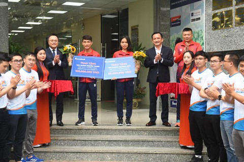 Hoàng Nguyên Thanh được thưởng 100 triệu đồng cho chiếc HCV marathon lịch sử - Ảnh 1. Hoàng Nguyên Thanh được thưởng 100 triệu đồng cho chiếc HCV marathon lịch sử - Ảnh 1.