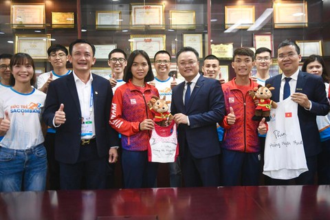 Hoàng Nguyên Thanh được thưởng 100 triệu đồng cho chiếc HCV marathon lịch sử - Ảnh 2. Hoàng Nguyên Thanh được thưởng 100 triệu đồng cho chiếc HCV marathon lịch sử - Ảnh 2.