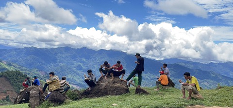 Quảng Nam: Hàng trăm người gùi từng viên gạch lên núi xây trường Tắk Pổ - Ảnh 8. Quảng Nam: Hàng trăm người gùi từng viên gạch lên núi xây trường Tắk Pổ - Ảnh 8.