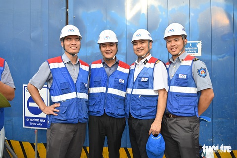 Cán bộ tàu kiểm ngư KN 290 tham quan TP.HCM - Ảnh 2. Cán bộ tàu kiểm ngư KN 290 tham quan TP.HCM - Ảnh 2.