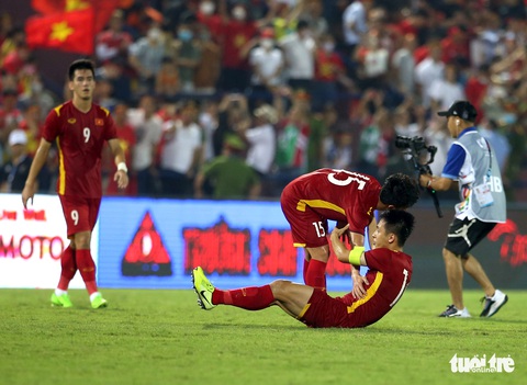 Hùng Dũng muốn thở không nổi sau 120 phút cày trên sân trước U23 Malaysia - Ảnh 2. Hùng Dũng muốn thở không nổi sau 120 phút cày trên sân trước U23 Malaysia - Ảnh 2.