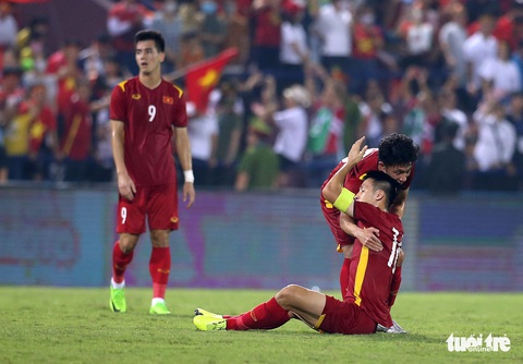 Hùng Dũng muốn thở không nổi sau 120 phút cày trên sân trước U23 Malaysia - Ảnh 1. Hùng Dũng muốn thở không nổi sau 120 phút cày trên sân trước U23 Malaysia - Ảnh 1.