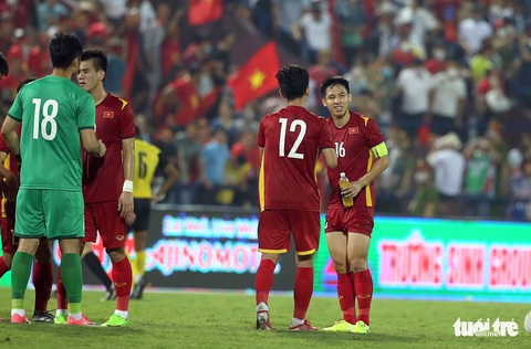 Hùng Dũng muốn thở không nổi sau 120 phút cày trên sân trước U23 Malaysia - Ảnh 3. Hùng Dũng muốn thở không nổi sau 120 phút cày trên sân trước U23 Malaysia - Ảnh 3.