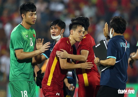 Hùng Dũng muốn thở không nổi sau 120 phút cày trên sân trước U23 Malaysia - Ảnh 4. Hùng Dũng muốn thở không nổi sau 120 phút cày trên sân trước U23 Malaysia - Ảnh 4.