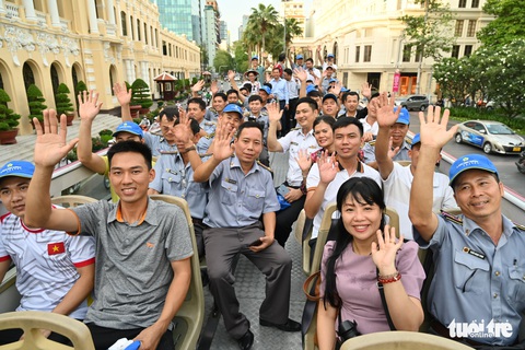 Cán bộ tàu kiểm ngư KN 290 tham quan TP.HCM - Ảnh 1. Cán bộ tàu kiểm ngư KN 290 tham quan TP.HCM - Ảnh 1.